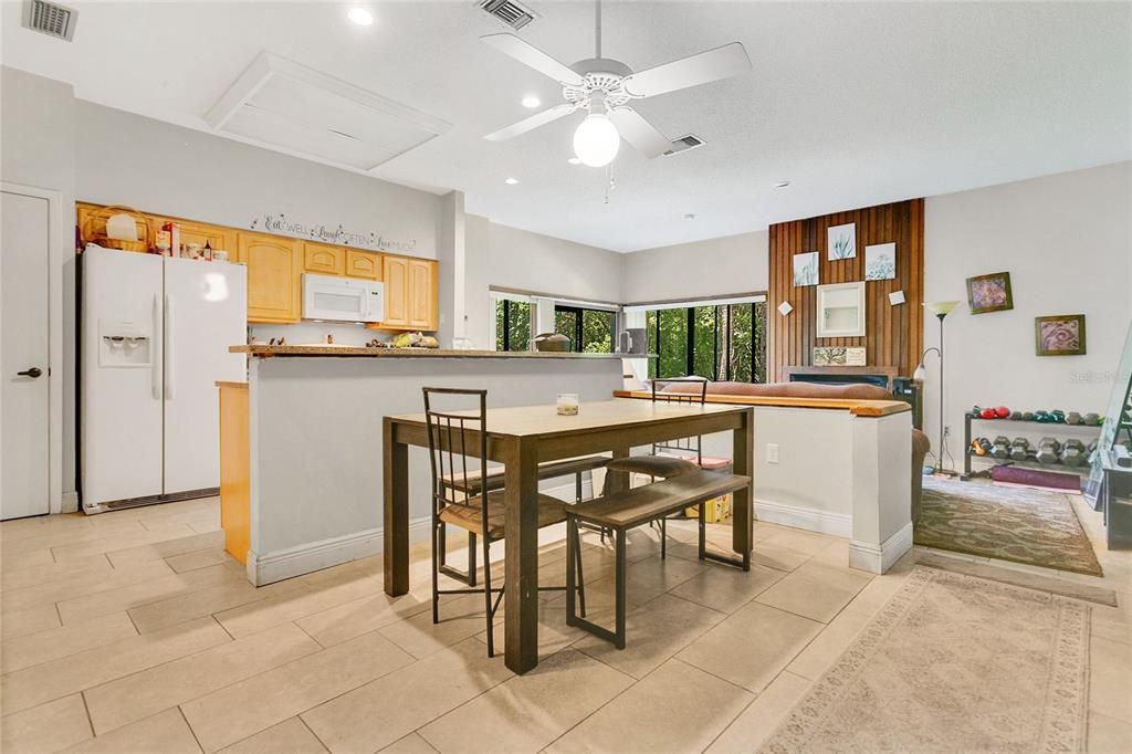 Под контрактом: $155,000 (1 спален, 1 ванн, 963 Квадратных фут)