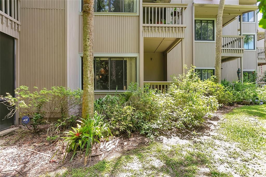 Под контрактом: $155,000 (1 спален, 1 ванн, 963 Квадратных фут)