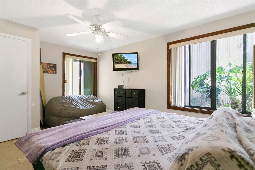 Под контрактом: $155,000 (1 спален, 1 ванн, 963 Квадратных фут)