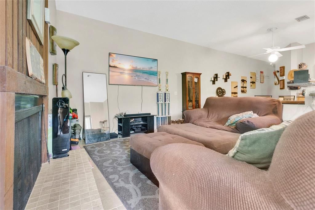 Под контрактом: $155,000 (1 спален, 1 ванн, 963 Квадратных фут)