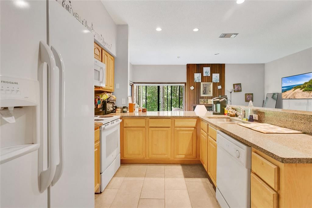 Под контрактом: $155,000 (1 спален, 1 ванн, 963 Квадратных фут)