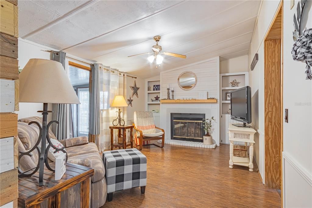 На продажу: $359,900 (3 спален, 2 ванн, 1352 Квадратных фут)