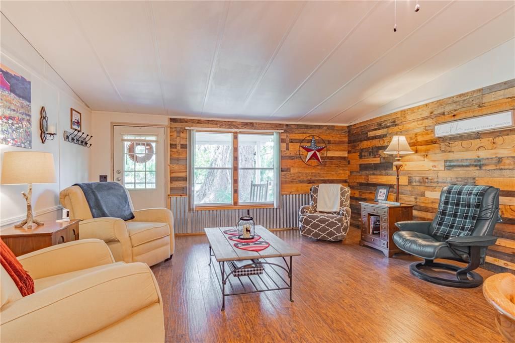 На продажу: $359,900 (3 спален, 2 ванн, 1352 Квадратных фут)