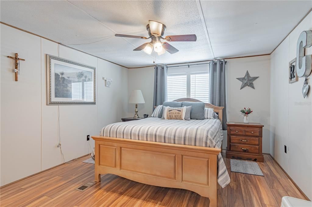 На продажу: $359,900 (3 спален, 2 ванн, 1352 Квадратных фут)