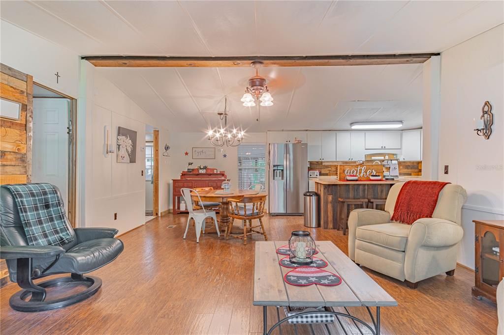 На продажу: $359,900 (3 спален, 2 ванн, 1352 Квадратных фут)