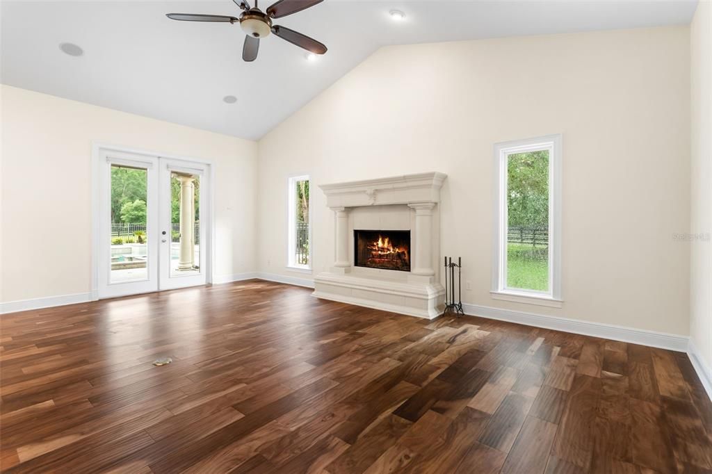 Activo con contrato: $1,299,000 (4 camas, 3 baños, 4194 Pies cuadrados)