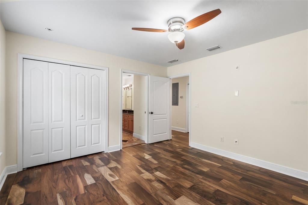 Activo con contrato: $1,299,000 (4 camas, 3 baños, 4194 Pies cuadrados)