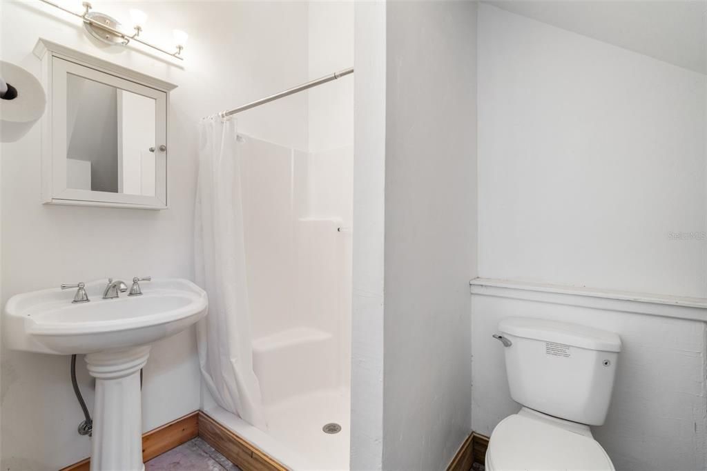 Activo con contrato: $1,299,000 (4 camas, 3 baños, 4194 Pies cuadrados)