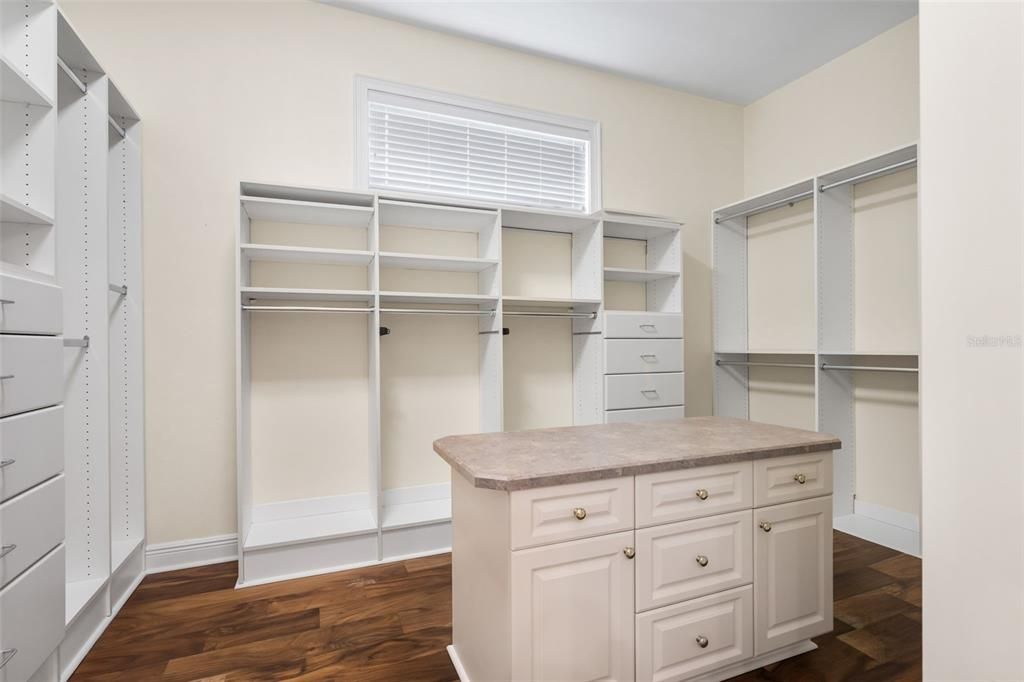 Activo con contrato: $1,299,000 (4 camas, 3 baños, 4194 Pies cuadrados)