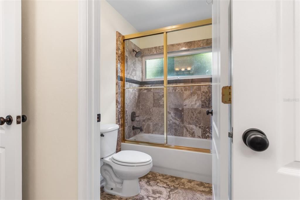 Activo con contrato: $1,299,000 (4 camas, 3 baños, 4194 Pies cuadrados)