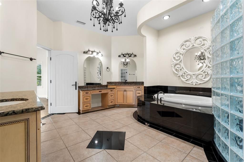 Activo con contrato: $1,299,000 (4 camas, 3 baños, 4194 Pies cuadrados)