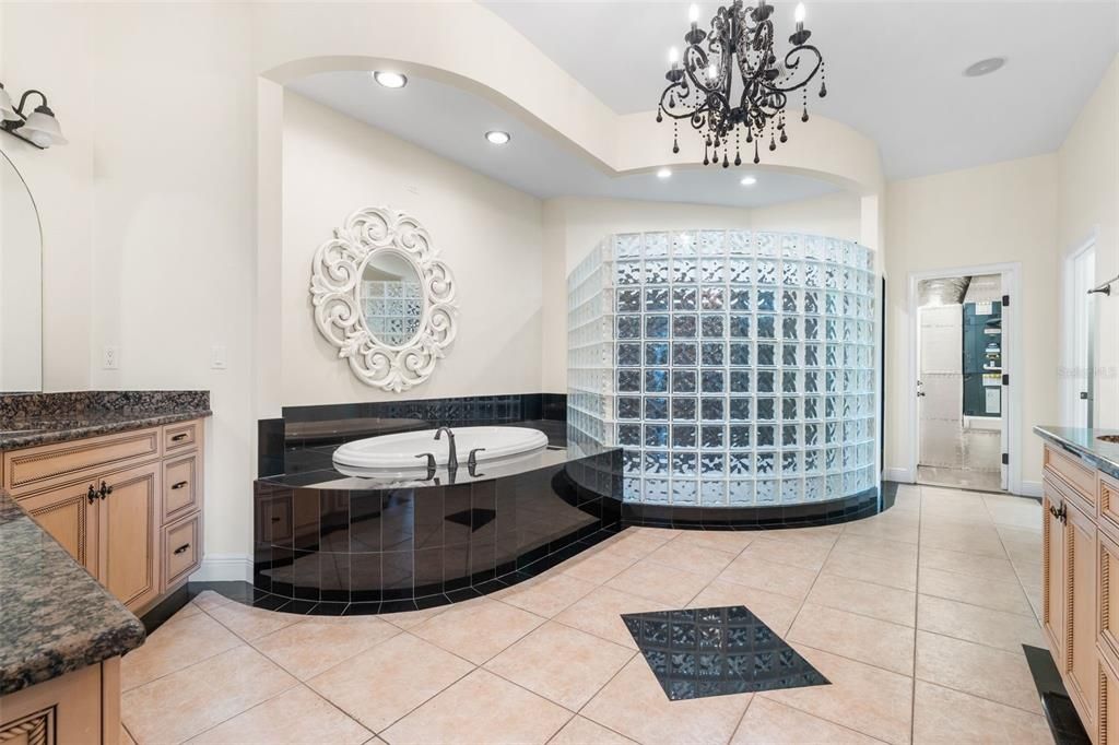 Activo con contrato: $1,299,000 (4 camas, 3 baños, 4194 Pies cuadrados)