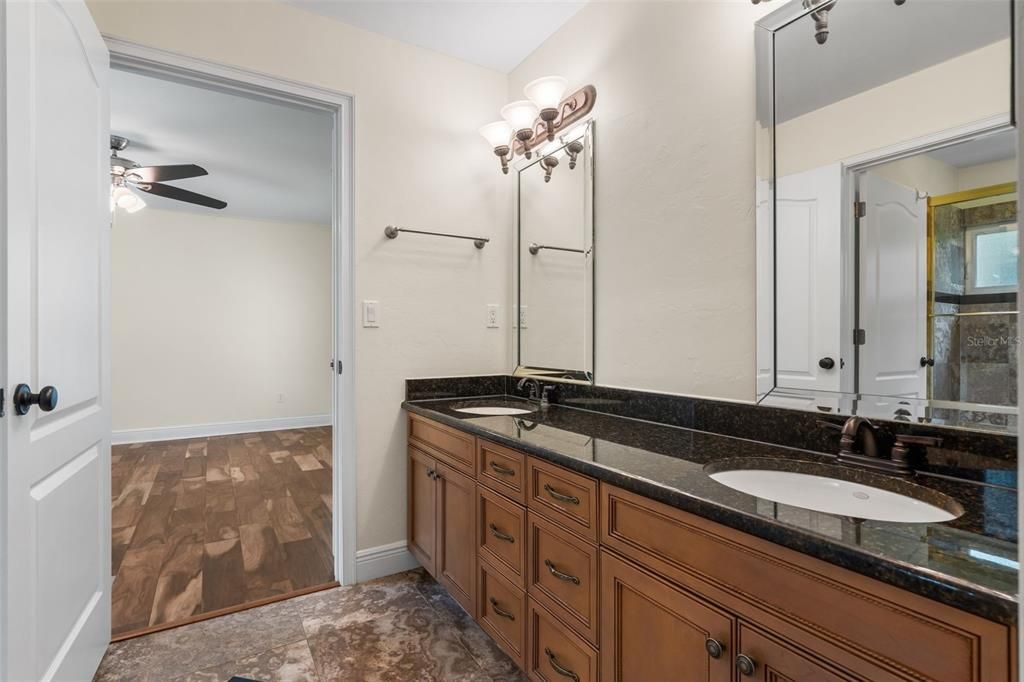 Activo con contrato: $1,299,000 (4 camas, 3 baños, 4194 Pies cuadrados)