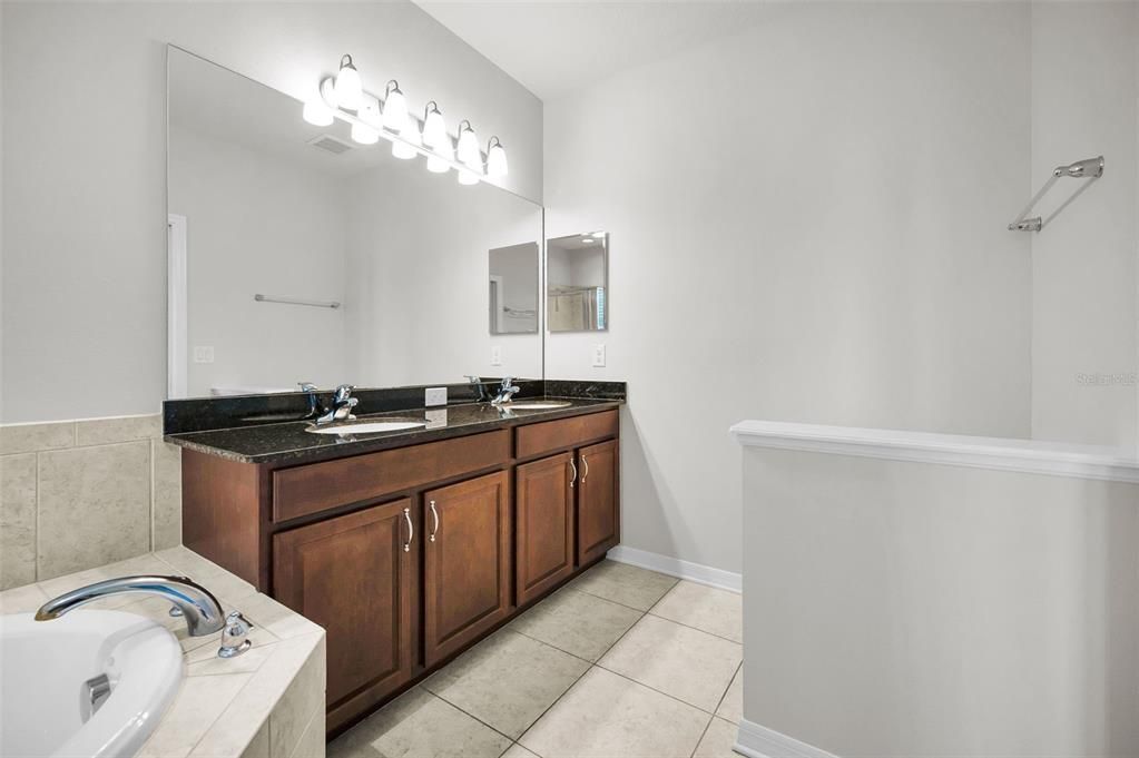 待售: $305,000 (3 贝兹, 3 浴室, 1612 平方英尺)