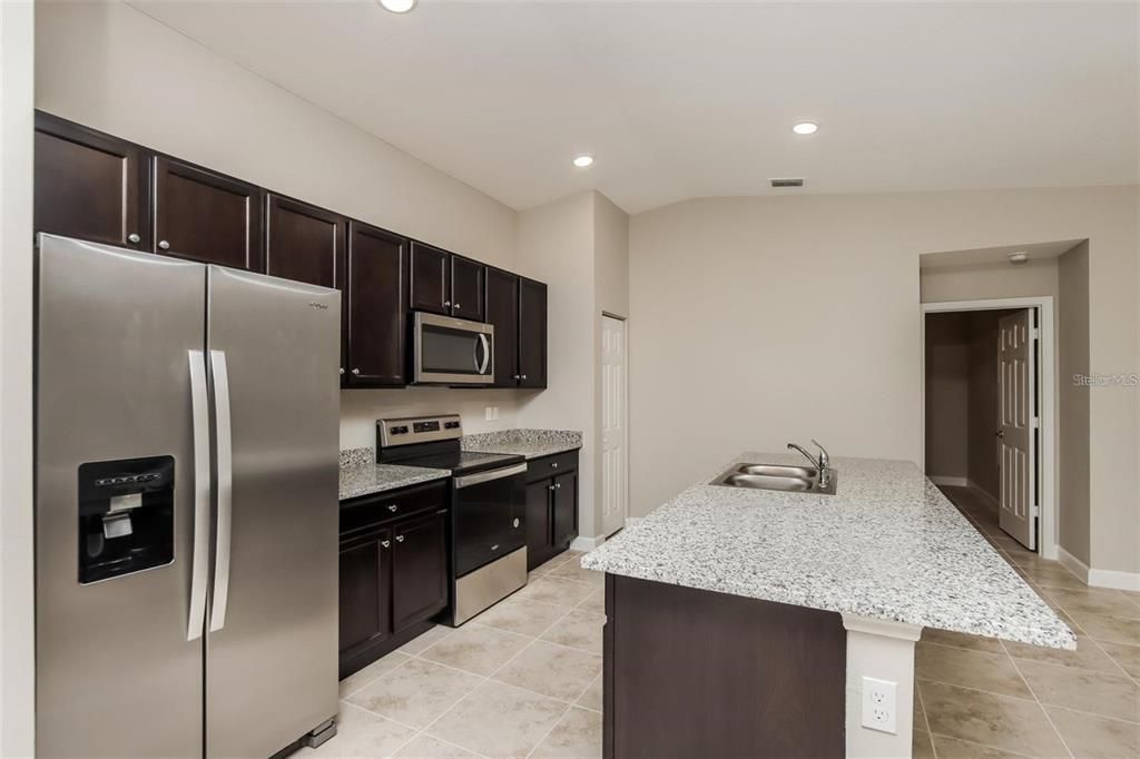 出租: $2,000 (4 贝兹, 2 浴室, 1821 平方英尺)