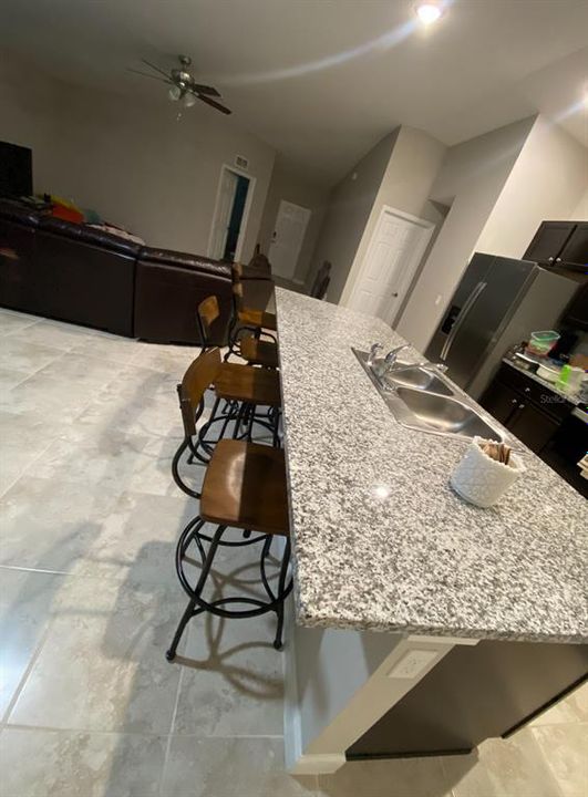 出租: $2,000 (4 贝兹, 2 浴室, 1821 平方英尺)