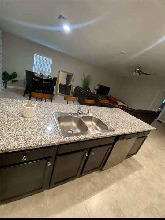 出租: $2,000 (4 贝兹, 2 浴室, 1821 平方英尺)