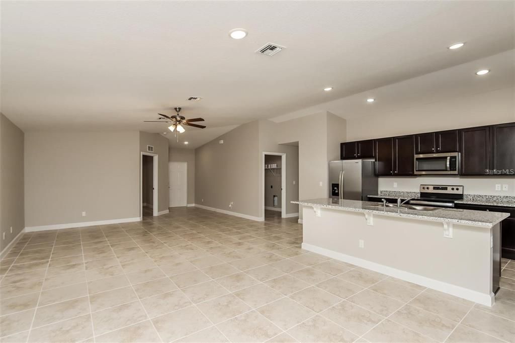 出租: $2,000 (4 贝兹, 2 浴室, 1821 平方英尺)