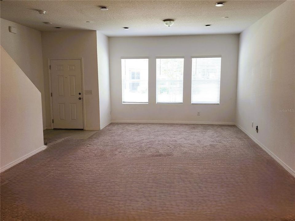 Activo con contrato: $265,000 (3 camas, 2 baños, 1570 Pies cuadrados)