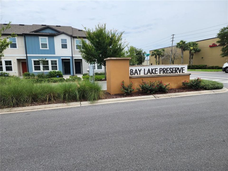 Activo con contrato: $265,000 (3 camas, 2 baños, 1570 Pies cuadrados)