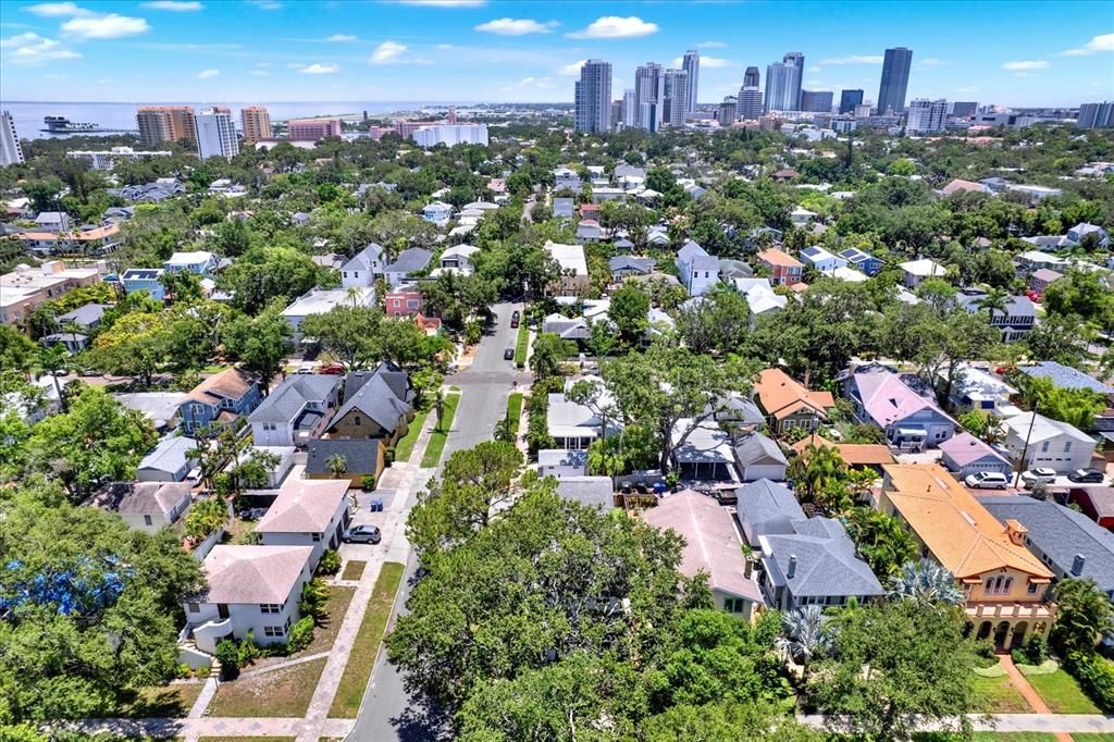 合同活跃: $1,125,000 (4 贝兹, 3 浴室, 2096 平方英尺)