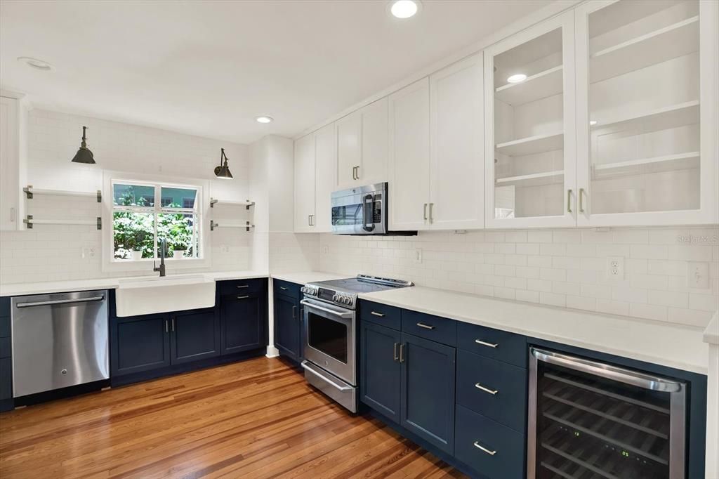 合同活跃: $1,125,000 (4 贝兹, 3 浴室, 2096 平方英尺)