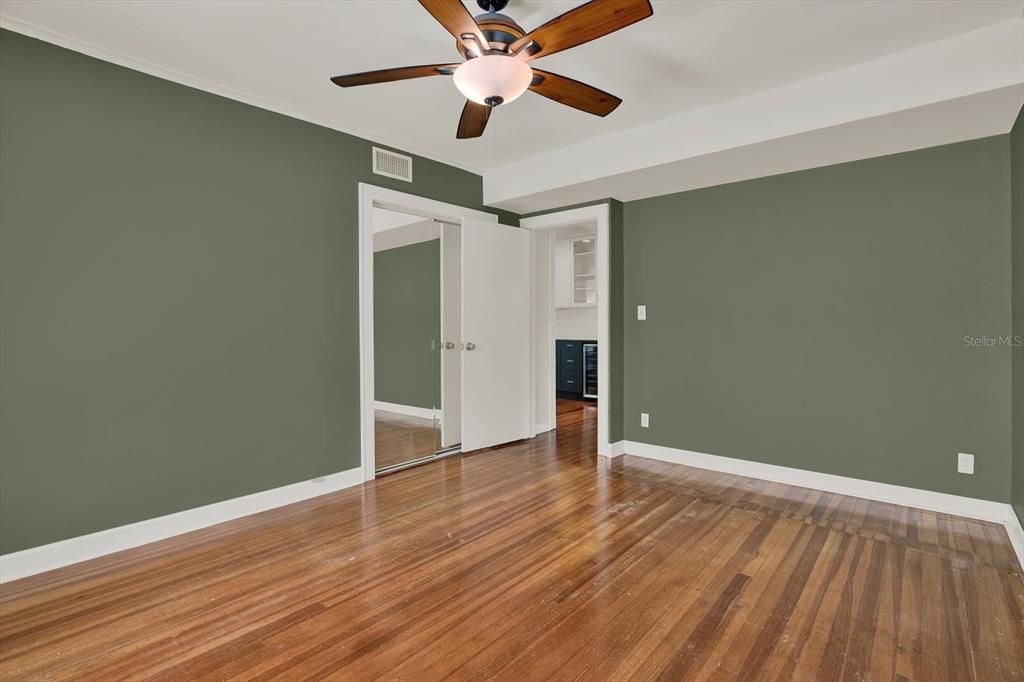 合同活跃: $1,125,000 (4 贝兹, 3 浴室, 2096 平方英尺)