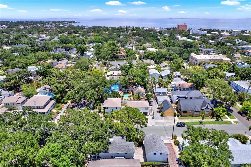 合同活跃: $1,125,000 (4 贝兹, 3 浴室, 2096 平方英尺)