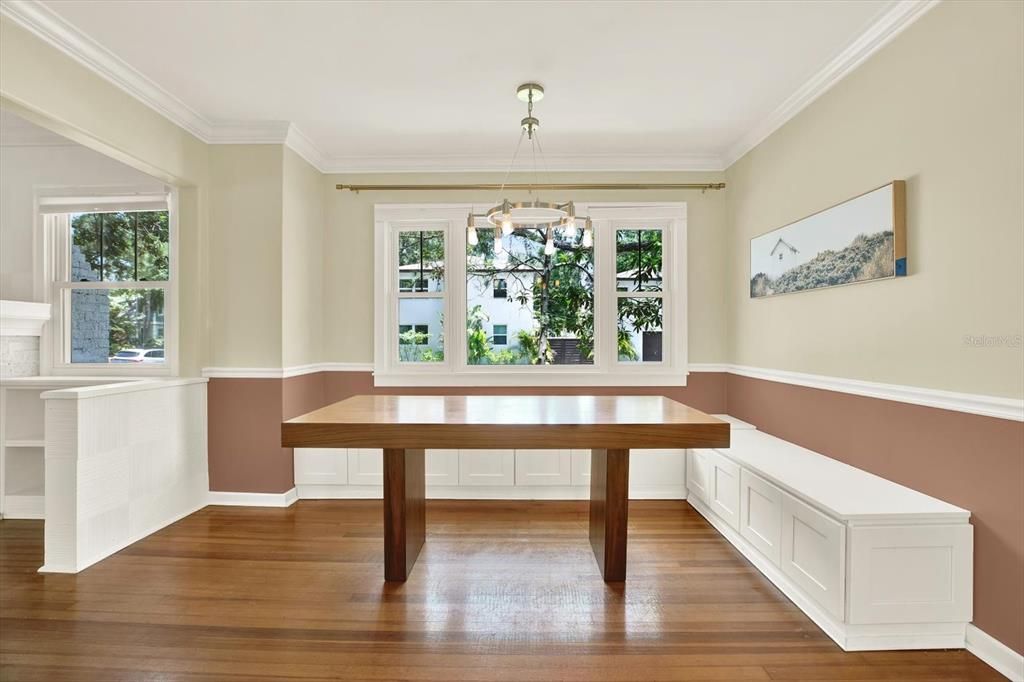 合同活跃: $1,125,000 (4 贝兹, 3 浴室, 2096 平方英尺)