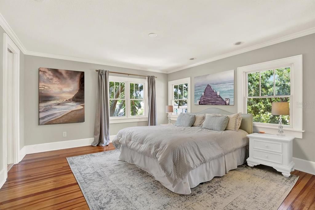 合同活跃: $1,125,000 (4 贝兹, 3 浴室, 2096 平方英尺)