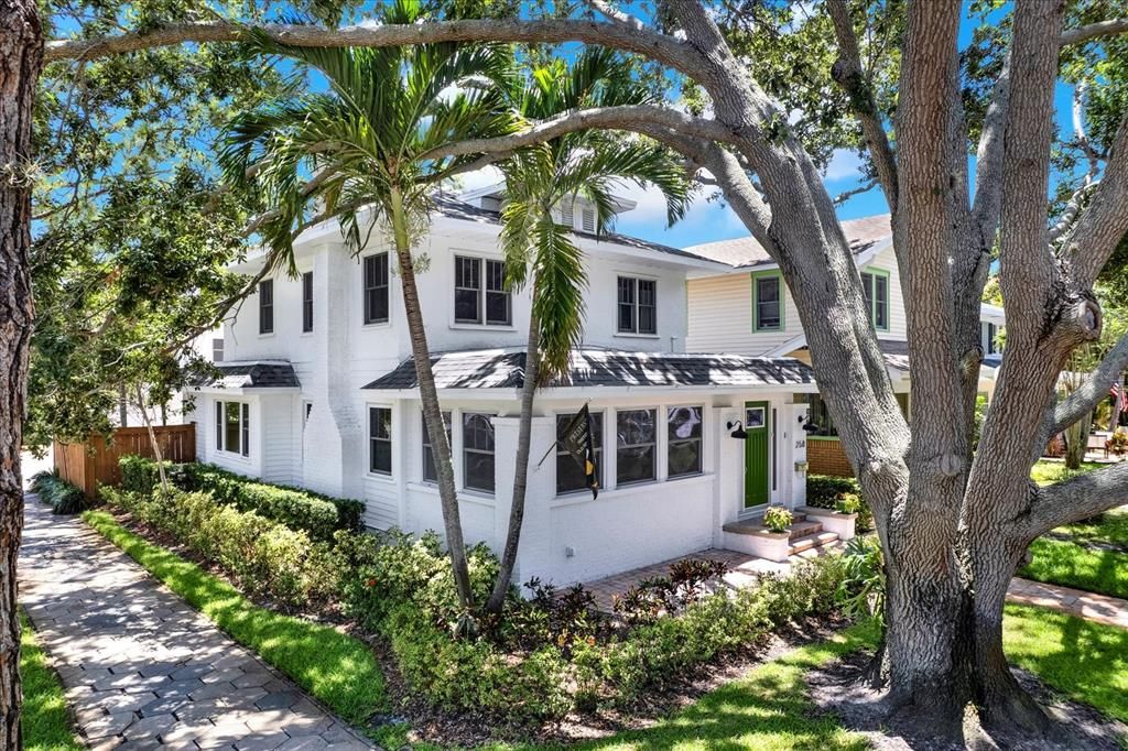 合同活跃: $1,125,000 (4 贝兹, 3 浴室, 2096 平方英尺)