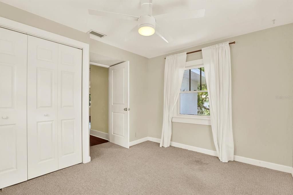 合同活跃: $1,125,000 (4 贝兹, 3 浴室, 2096 平方英尺)