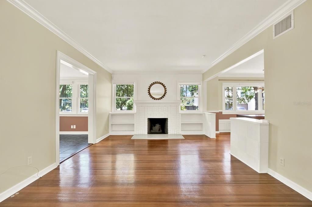 合同活跃: $1,125,000 (4 贝兹, 3 浴室, 2096 平方英尺)