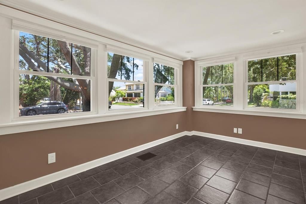 合同活跃: $1,125,000 (4 贝兹, 3 浴室, 2096 平方英尺)