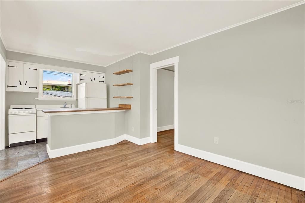 合同活跃: $1,125,000 (4 贝兹, 3 浴室, 2096 平方英尺)