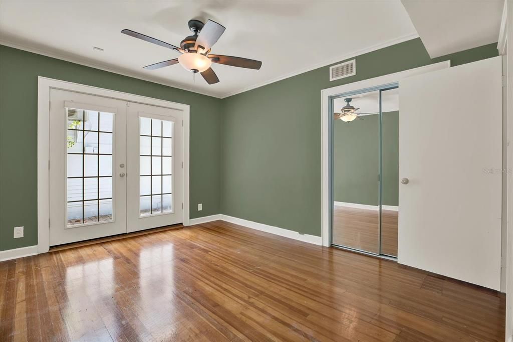 合同活跃: $1,125,000 (4 贝兹, 3 浴室, 2096 平方英尺)