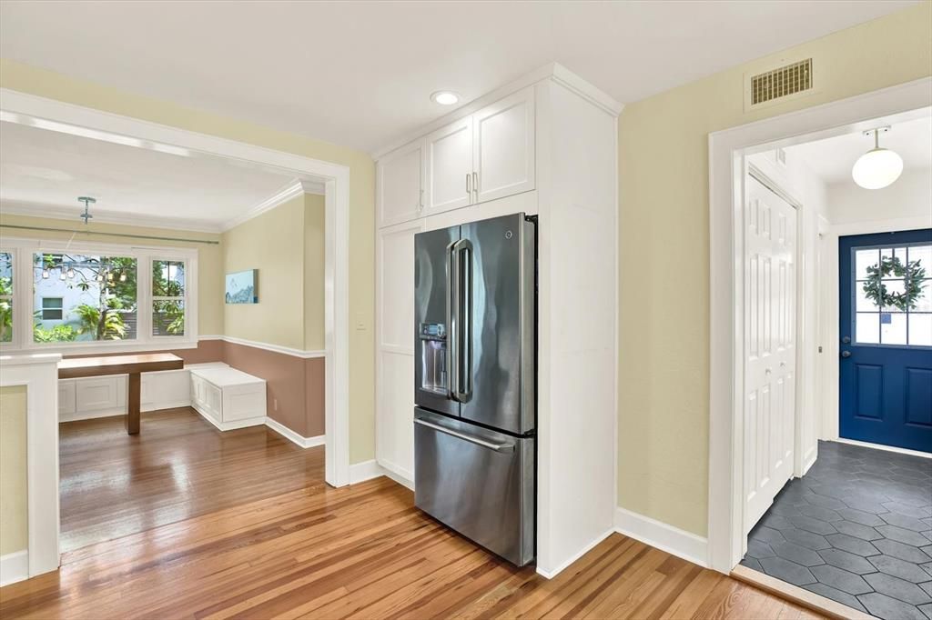 合同活跃: $1,125,000 (4 贝兹, 3 浴室, 2096 平方英尺)