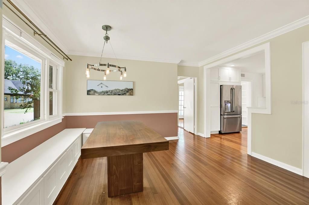 合同活跃: $1,125,000 (4 贝兹, 3 浴室, 2096 平方英尺)