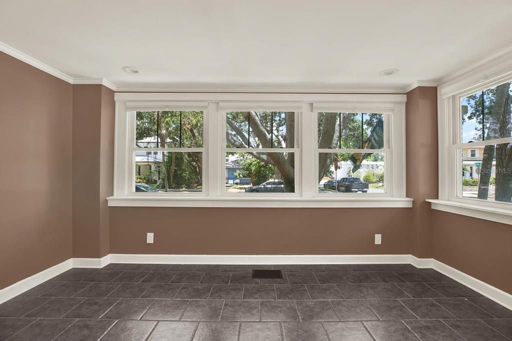 合同活跃: $1,125,000 (4 贝兹, 3 浴室, 2096 平方英尺)