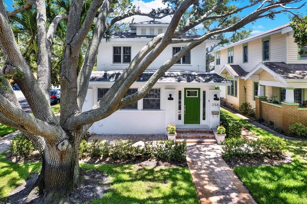 合同活跃: $1,125,000 (4 贝兹, 3 浴室, 2096 平方英尺)