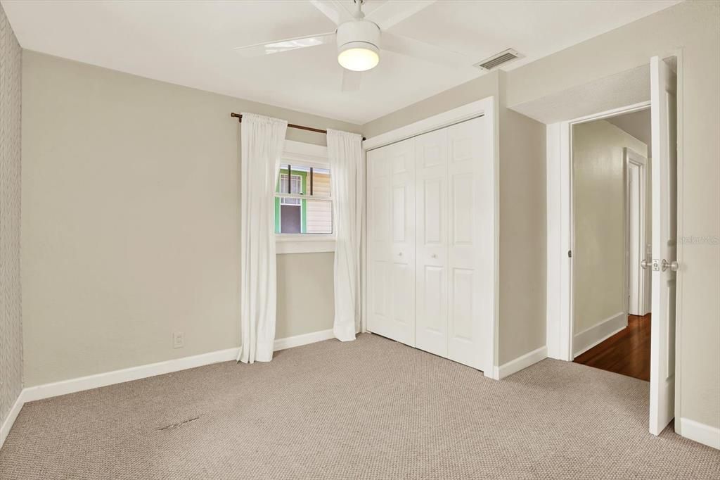 合同活跃: $1,125,000 (4 贝兹, 3 浴室, 2096 平方英尺)