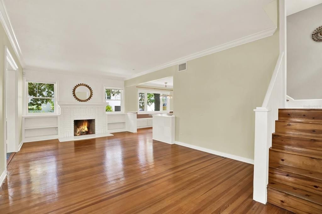 合同活跃: $1,125,000 (4 贝兹, 3 浴室, 2096 平方英尺)