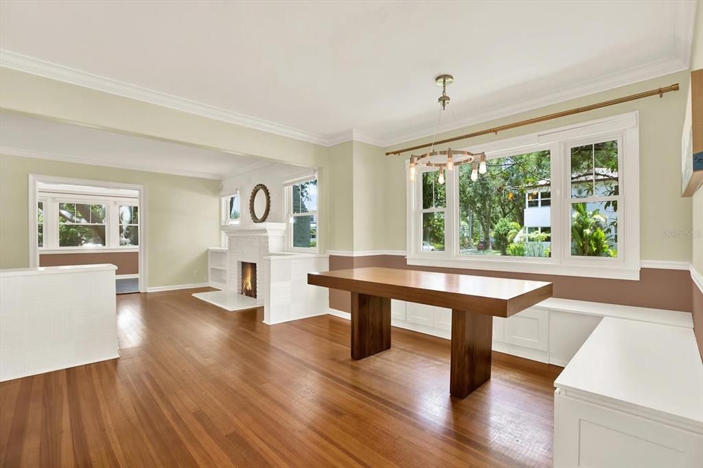 合同活跃: $1,125,000 (4 贝兹, 3 浴室, 2096 平方英尺)