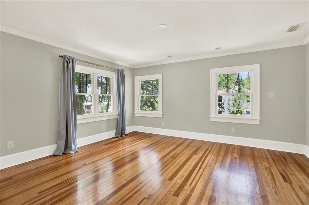 合同活跃: $1,125,000 (4 贝兹, 3 浴室, 2096 平方英尺)