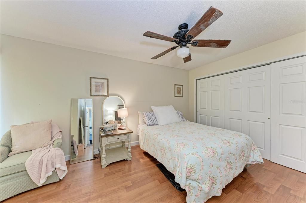 合同活跃: $219,000 (3 贝兹, 2 浴室, 1260 平方英尺)