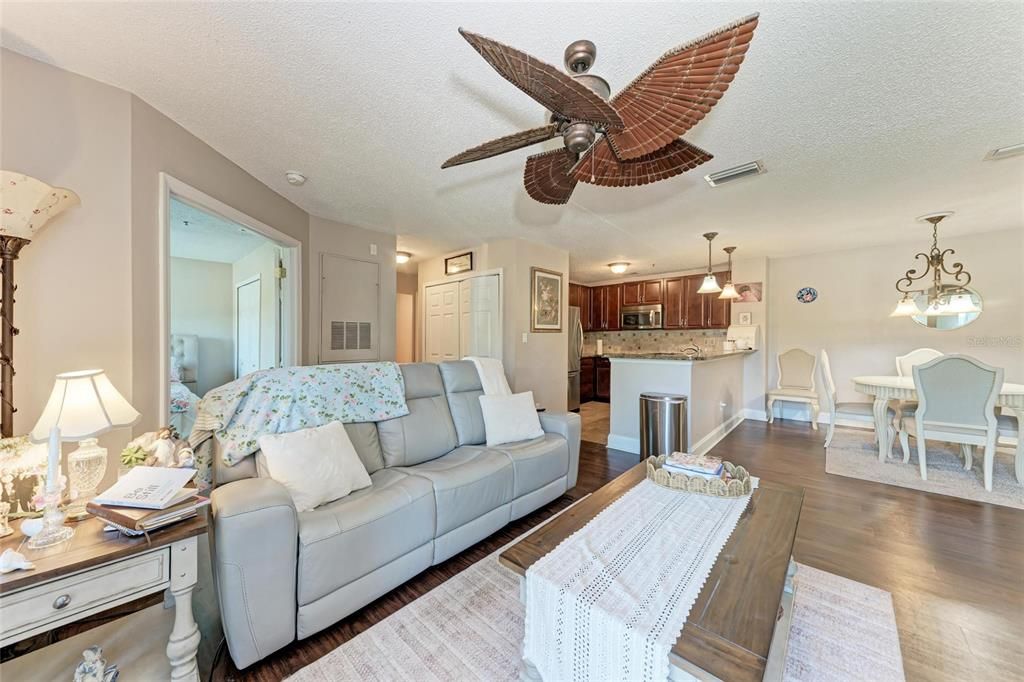 合同活跃: $219,000 (3 贝兹, 2 浴室, 1260 平方英尺)