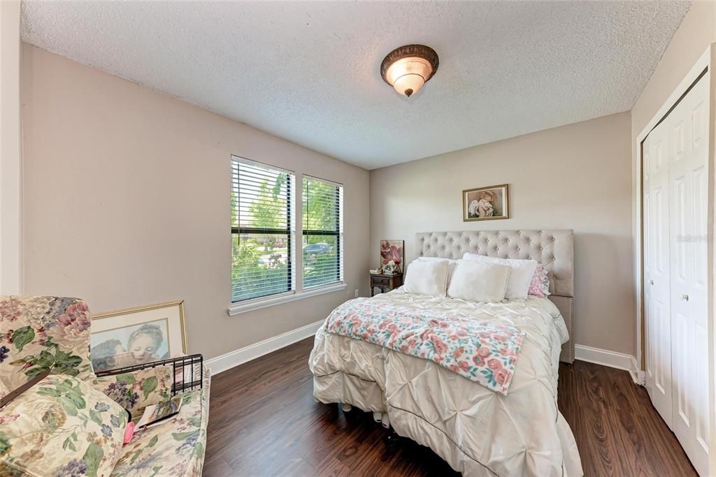 合同活跃: $219,000 (3 贝兹, 2 浴室, 1260 平方英尺)