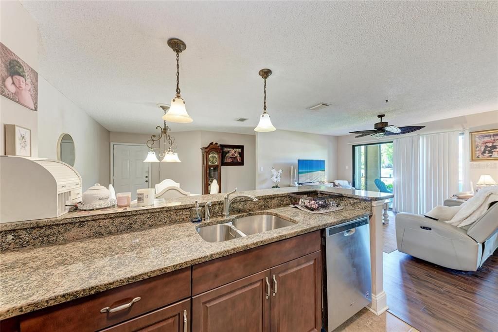 合同活跃: $219,000 (3 贝兹, 2 浴室, 1260 平方英尺)