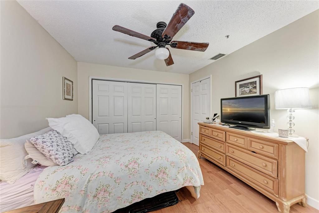 合同活跃: $219,000 (3 贝兹, 2 浴室, 1260 平方英尺)