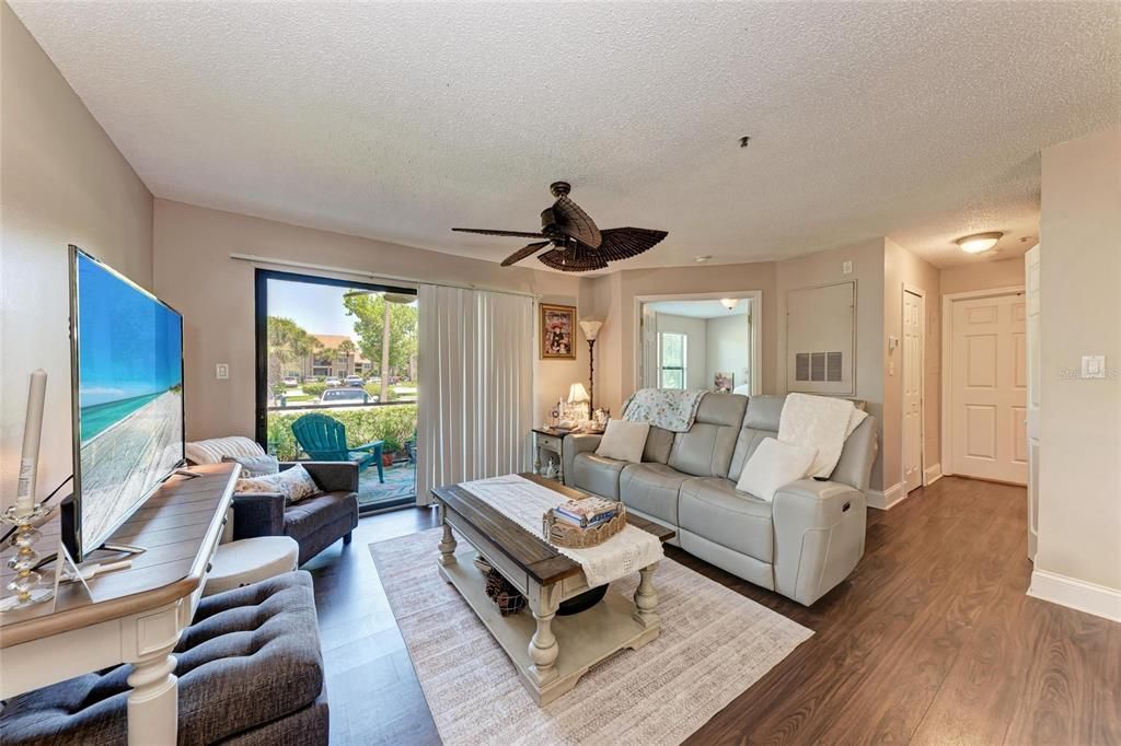 合同活跃: $219,000 (3 贝兹, 2 浴室, 1260 平方英尺)